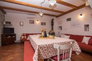 comedor con mesa y sofá en Family friendly house with a parking space Gornji Tucepi - Podpec, Makarska - 6915 en Tučepi