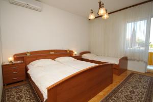 Giường trong phòng chung tại Rooms with a parking space Makarska - 6778