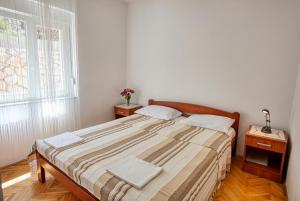 Postel nebo postele na pokoji v ubytování Apartments and rooms by the sea Tisno, Murter - 5128