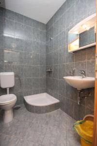 y baño con aseo y lavamanos. en Apartments by the sea Zivogosce - Porat, Makarska - 6699, en Igrane