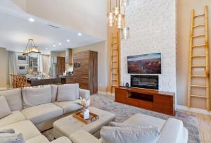 Una sala de estar con un sofá y una chimenea. en Cozy Home Resort Community Disney 5 Min, en Orlando