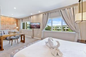 Un dormitorio con una cama grande y una sala de estar en Cozy Home Resort Community Disney 5 Min, en Orlando 42 fotos más