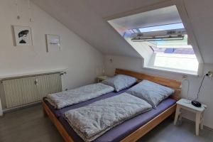 מיטה או מיטות בחדר ב-Schöne, helle 3 Zimmer mit Klimaanlage