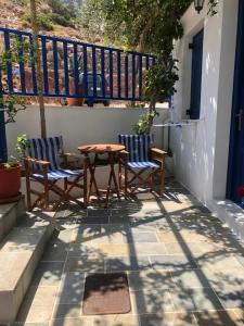 un patio con 2 sillas y una mesa en el balcón en Panorama Rooms en Kamarai
