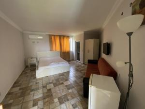 1 dormitorio con 1 cama, 1 mesa y 1 lámpara en BURÇ HOTEL, en Dalaman