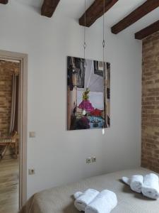 1 dormitorio con 1 cama y una pintura en la pared en Casa Collage en Corfú