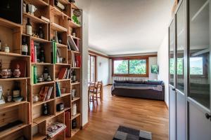 ein Wohnzimmer mit Holzregalen in der Unterkunft Appartamento Lucino by Quokka 360 - with large terrace in Lugano