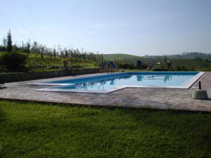 Bazén v ubytování Agriturismo Poggio ai Grilli nebo v jeho okolí
