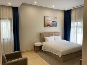 سرير أو أسرّة في غرفة في Half Moon Al Khobar Resort