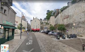 una calle de la ciudad con coches estacionados al lado de los edificios en SUPERLOGIS Chez L'Alysse ☆☆☆ HYPERCENTRE BLOIS, en Blois