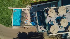 - une vue aérienne sur une piscine avec des parasols dans l'établissement Capo Verde Hotel Batumi, à Batoumi
