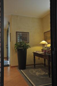 un pasillo con una mesa y una maceta en Hotel Parco, en Castelvetro Piacentino