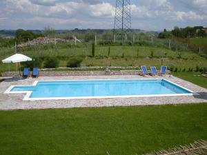 Bazén v ubytování Agriturismo Poggio ai Grilli nebo v jeho okolí