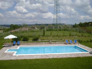 Bazén v ubytování Agriturismo Poggio ai Grilli nebo v jeho okolí
