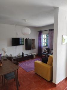 - un salon avec un canapé jaune et une table dans l'établissement Casa do Rio, à Constância