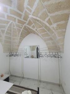 Camera con soffitto in pietra e tavolo. di RE ARTU' a Pulsano