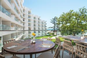 un patio al aire libre con mesa y sillas en MARITIM Hotel Amelia - Luxury Ultra All Inclusive, en Albena