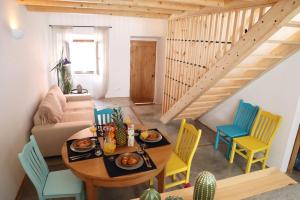 ein Wohnzimmer mit einem Tisch und Stühlen in der Unterkunft Patio de Agua de Alvor in Alvor