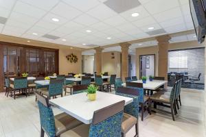 a dining room with tables and chairs in a restaurant at Comfort Suites Kingwood Humble Houston North in Humble