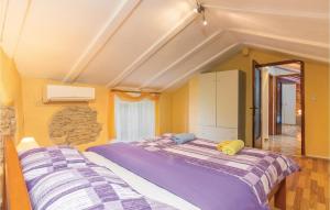 a bedroom with two beds in a room at Amazing Home In Svetvincenat With Wifi in Svetvinčenat