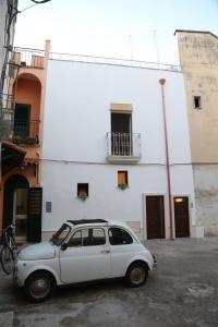 een witte auto geparkeerd voor een gebouw bij B&B a Casa della Nonna Uccia in Nardò