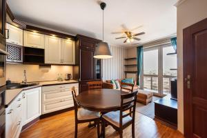 Kuchyňa alebo kuchynka v ubytovaní Metro Wilanowska Homely Apartment