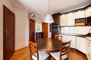 Kuchyňa alebo kuchynka v ubytovaní Metro Wilanowska Homely Apartment
