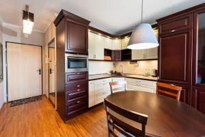 Kuchyňa alebo kuchynka v ubytovaní Metro Wilanowska Homely Apartment