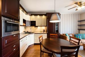 Kuchyňa alebo kuchynka v ubytovaní Metro Wilanowska Homely Apartment