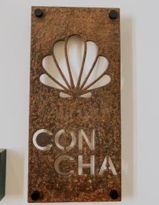 a sign for a chinese restaurant with a flower on it at Concha Setúbal Miradouro in Setúbal
