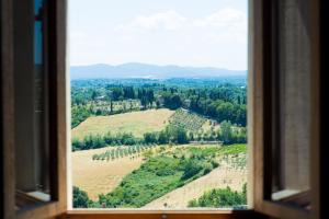 widok pola z okna w obiekcie San Domenico Central Apt w mieście San Gimignano +17 zdjęć