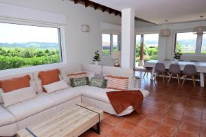 salon z białą kanapą i stołem w obiekcie VILLA&MAR LANGRE BEACH w mieście Langre