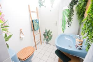 uma casa de banho com um lavatório azul e plantas em Jungle studio proche de la gare em Grenoble