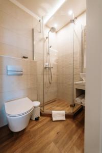 uma casa de banho com um WC e um chuveiro em Lábasház Debrecen em Debrecen