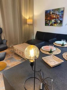 - un salon avec un canapé et une table dans l'établissement Casa do Pátio em Alcantarilha - Algarve, à Alcantarilha