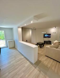 een woonkamer met een bank en een tafel bij Appartement spacieux et moderne avec un extérieur in Ramatuelle