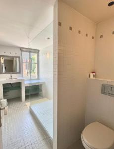 een badkamer met een toilet en een wastafel bij Appartement spacieux et moderne avec un extérieur in Ramatuelle