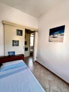 - une chambre avec un lit et une photo sur le mur dans l'établissement Da Angela, à Il Romito