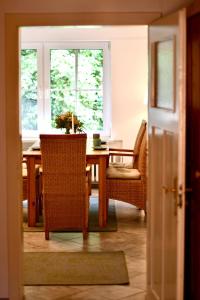 comedor con mesa, sillas y ventana en Ferienwohnung Möller - a64524, 