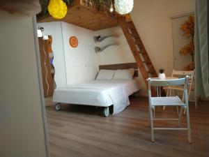 1 dormitorio con 1 cama, 1 mesa y 1 silla en Private rooms near the beach center, en Tel Aviv