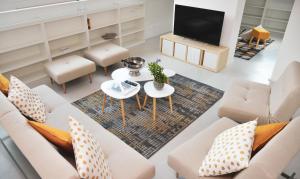 sala de estar con sofá y TV en One Only nassa Suite Apartment en Lugano