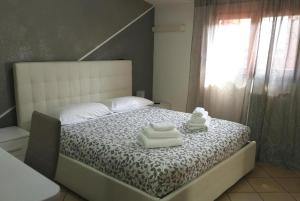 Een bed of bedden in een kamer bij B&B Black&White and apartments