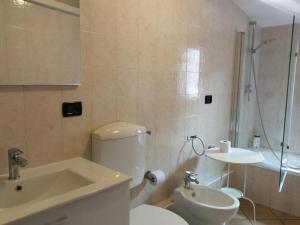 een badkamer met een toilet, een wastafel en een douche bij B&B Black&White and apartments in Cantù