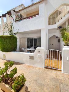 ein weißes Haus mit Balkon und Terrasse in der Unterkunft La Casita de Vera in Playas de Vera
