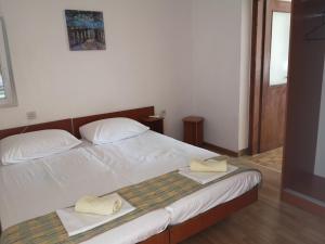 1 dormitorio con 1 cama con 2 toallas en Bellavista bed and breakfast en Pag