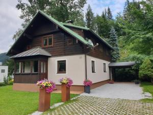 安纳贝格-伦格茨freeride-living的前面有鲜花的小房子