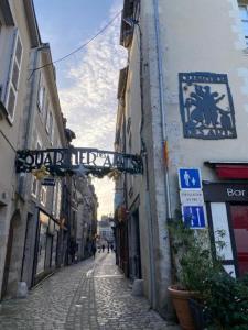 een steegje met een straatbord op een gebouw bij SUPERLOGIS Bel Epoque STUDIO BLOIS-HYPERCENTRE in Blois