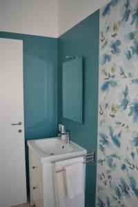 uma casa de banho com um lavatório e um espelho em Villa Colapesce em Marzamemi
