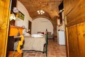 1 dormitorio con 1 cama en una habitación en BB Casale La Selva Mosciano, en Mosciano SantʼAngelo
