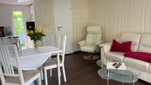 a living room with a couch and a table at Ferienwohnung Felix am See in Joachimsthal